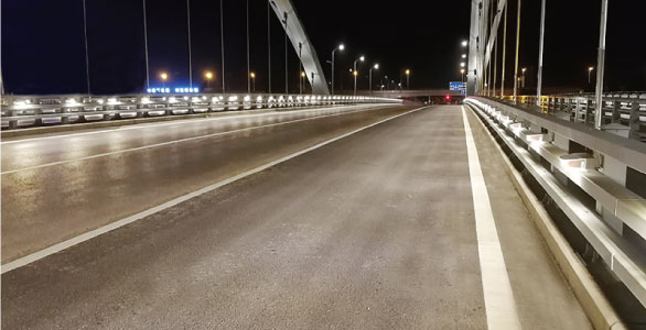 New Fashion for Bridge Lighting: Application of Guardrail Lights