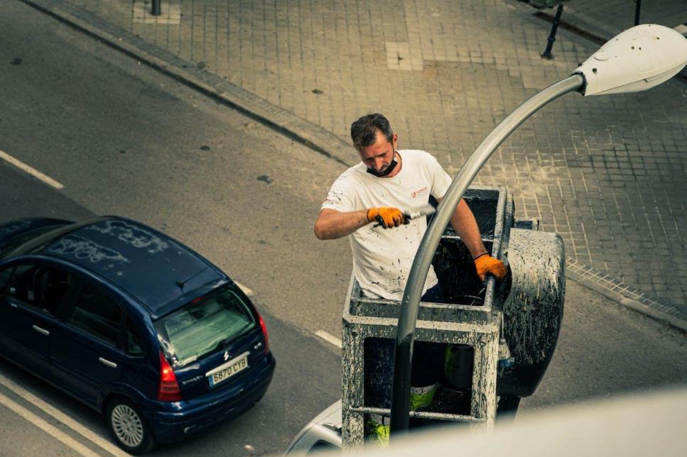 Worker repairing a streetlight