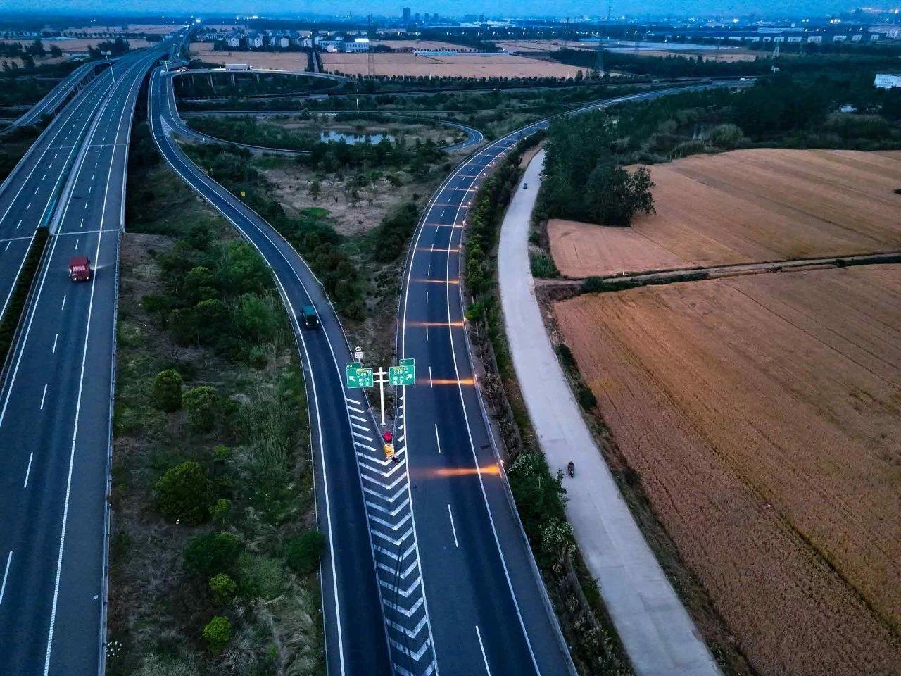 smart traffic warning system, LED strobe warning device, highway safety solutions