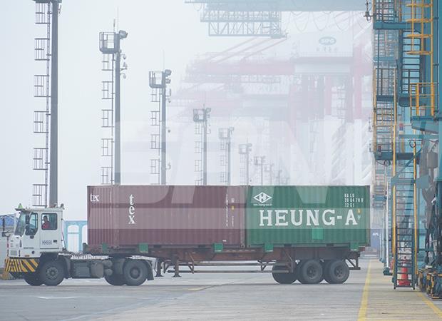 Floodlights Deployed in Port Operation Area, Achieving 200-meter Illumination Range Without Dark Zones