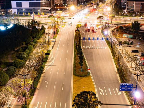 Urban Streetlights Achieve Adaptive Vehicle-Flow Dimming