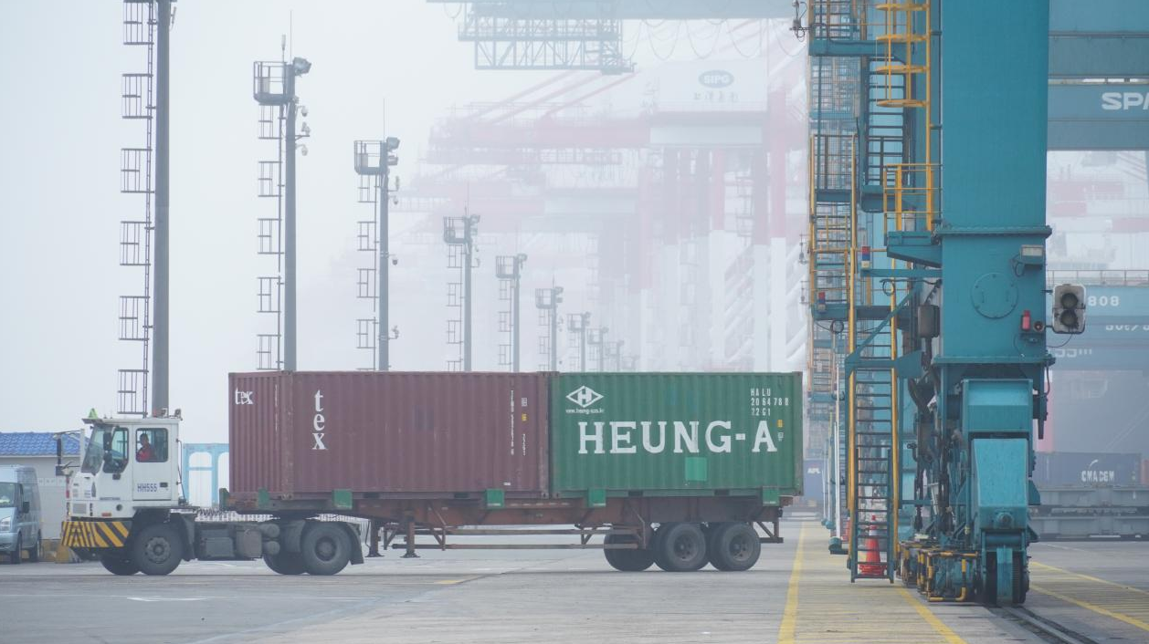 LED floodlights,energy-efficient lighting,outdoor lighting solutions,stadium lighting,airport runway lights,port and harbor lighting,industrial LED lights