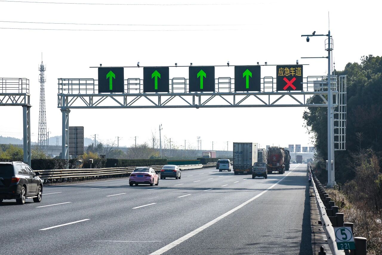 digital highway, smart expressway, intelligent transportation, variable message sign, traffic management system, IoT highway, AI traffic control